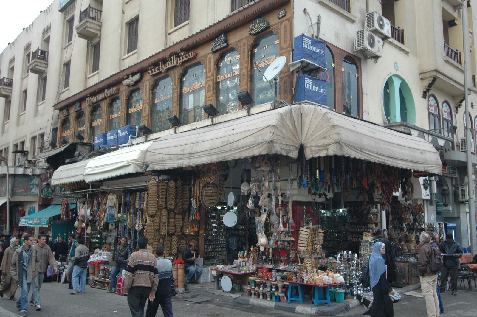 Nakupující a prodavači v uličce bazaru Khan el-Khalili v Káhiře
